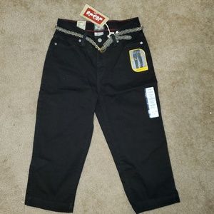 Black Levi's perfectly slimming capris 512